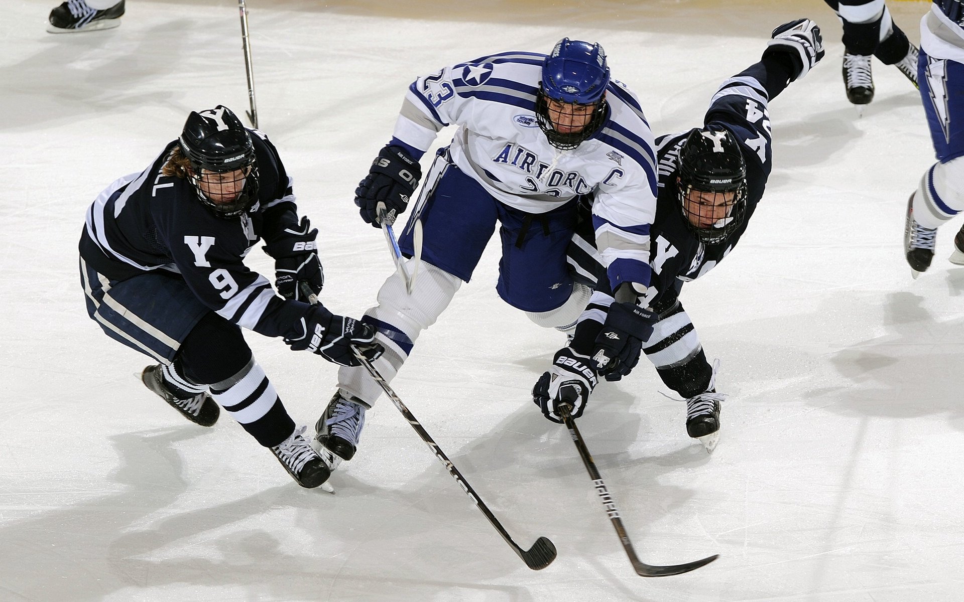 詹姆斯重返赛场，锐不可当首场状态出色，掘金观众沸腾！气势如虹延续